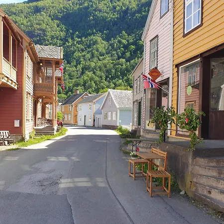 Kvammehuset Pa Gamle Semesterbostad